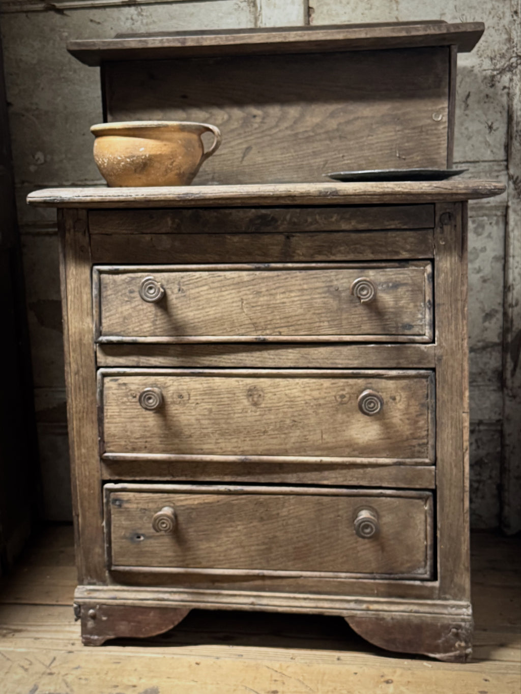 A small early 19th century primiitve oak scullery or servants' quarters chest of drawers