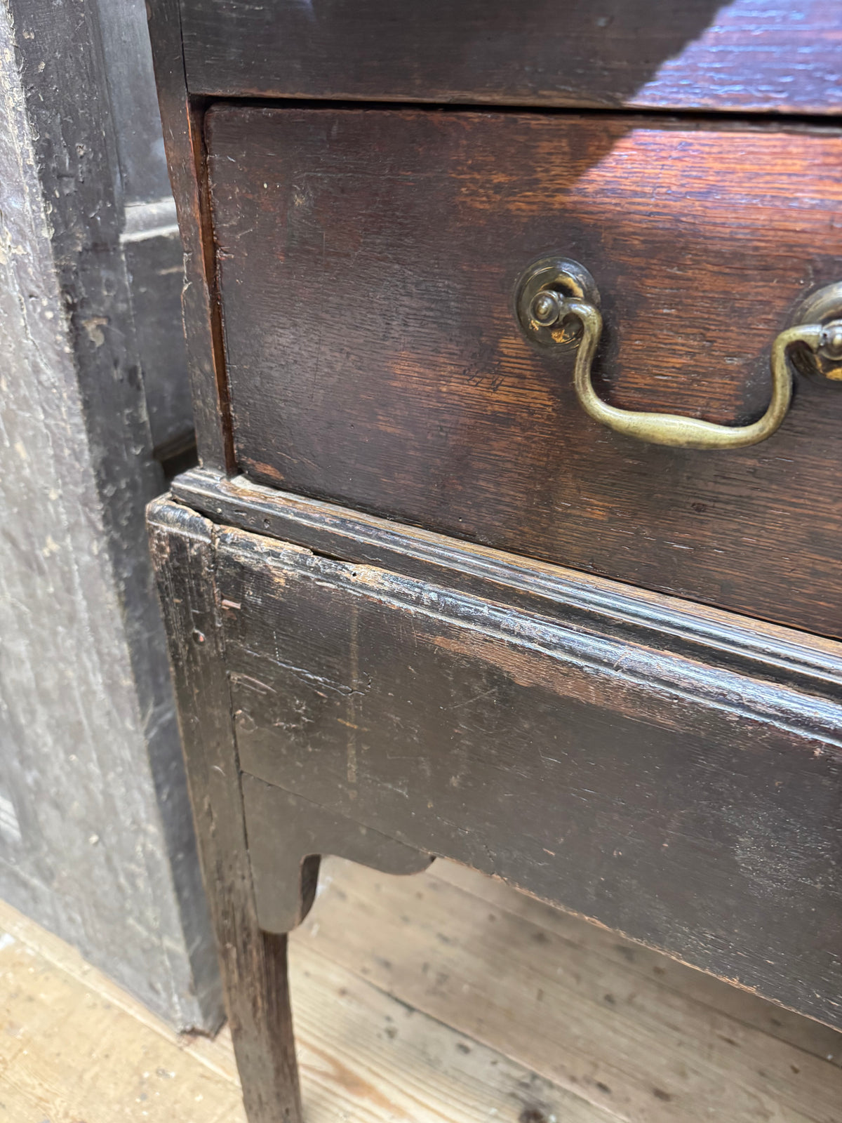 A provincial George III linen press with screw mechanism