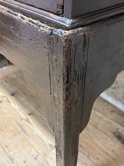 A provincial George III linen press with screw mechanism