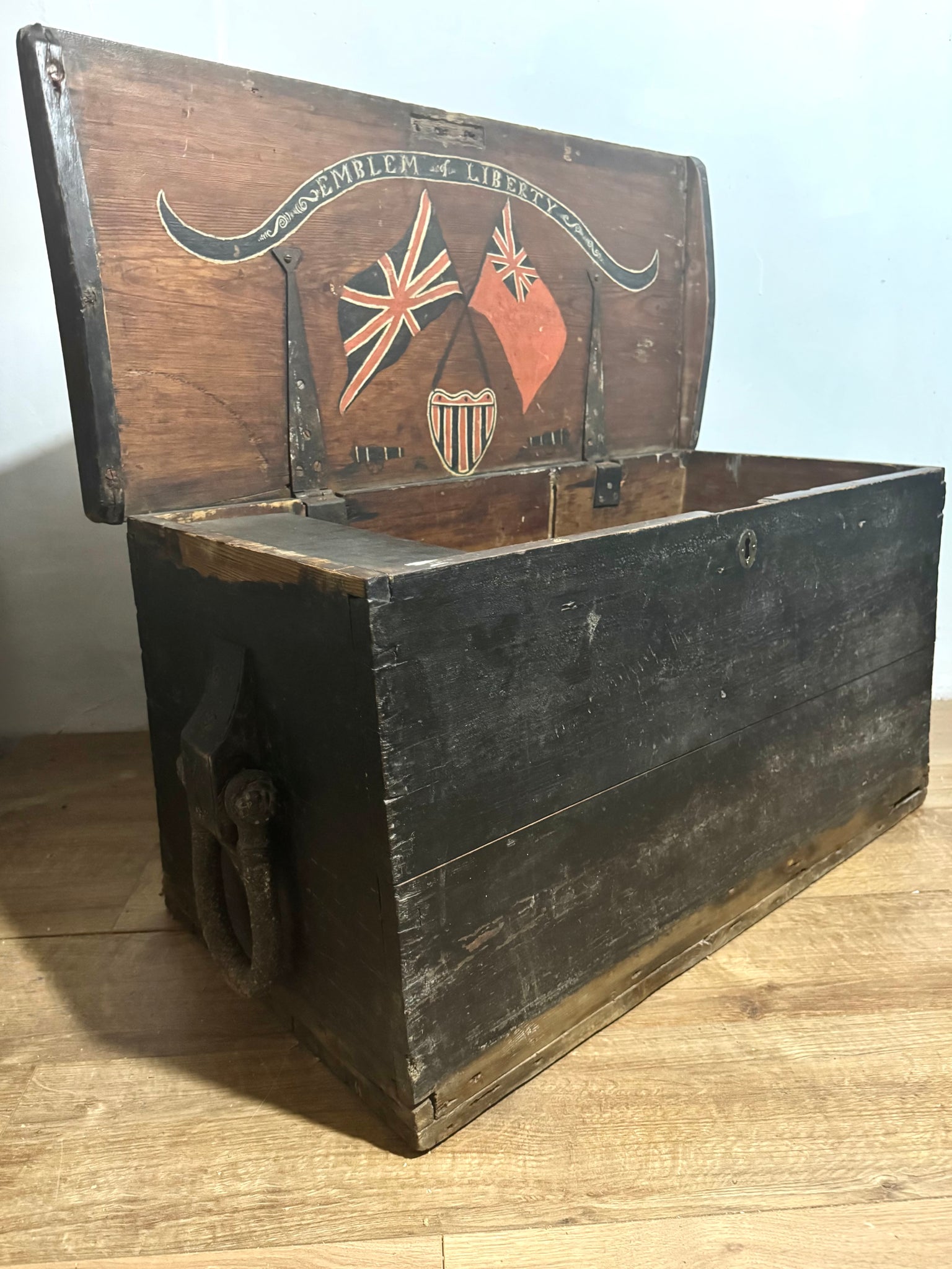 An early 19th century Anglo-American seaman's chest