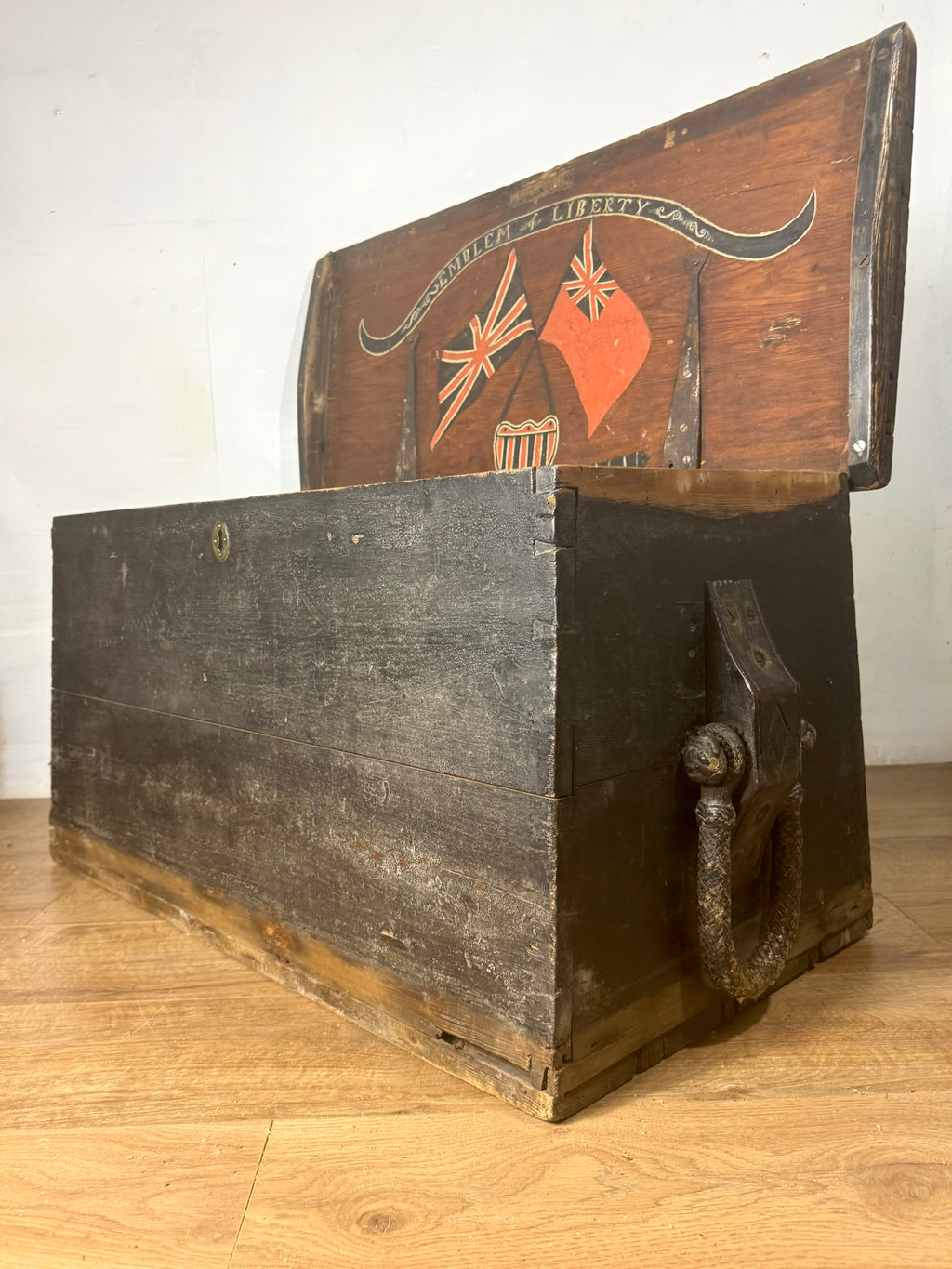 An early 19th century Anglo-American seaman's chest