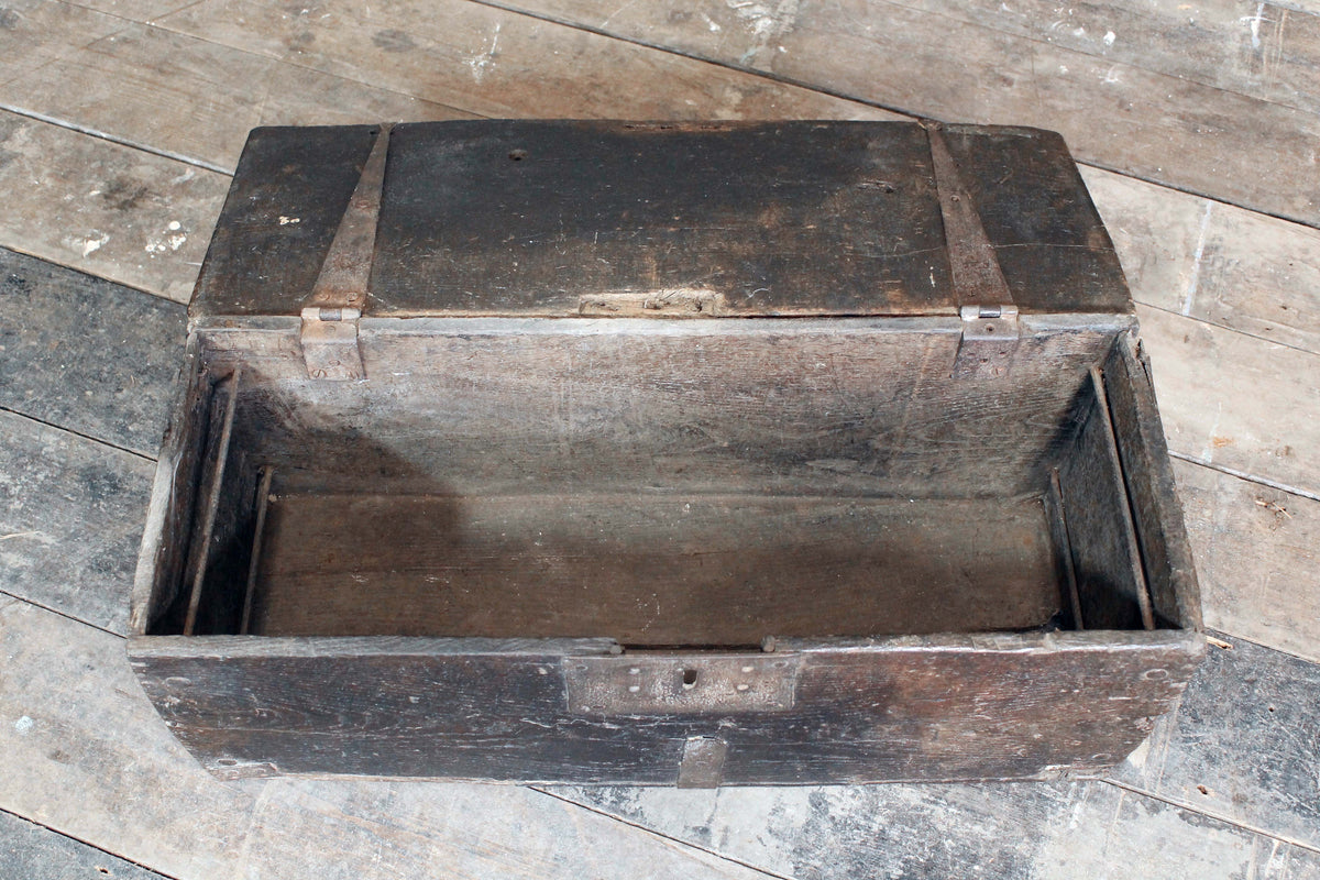A small 17th c oak chest