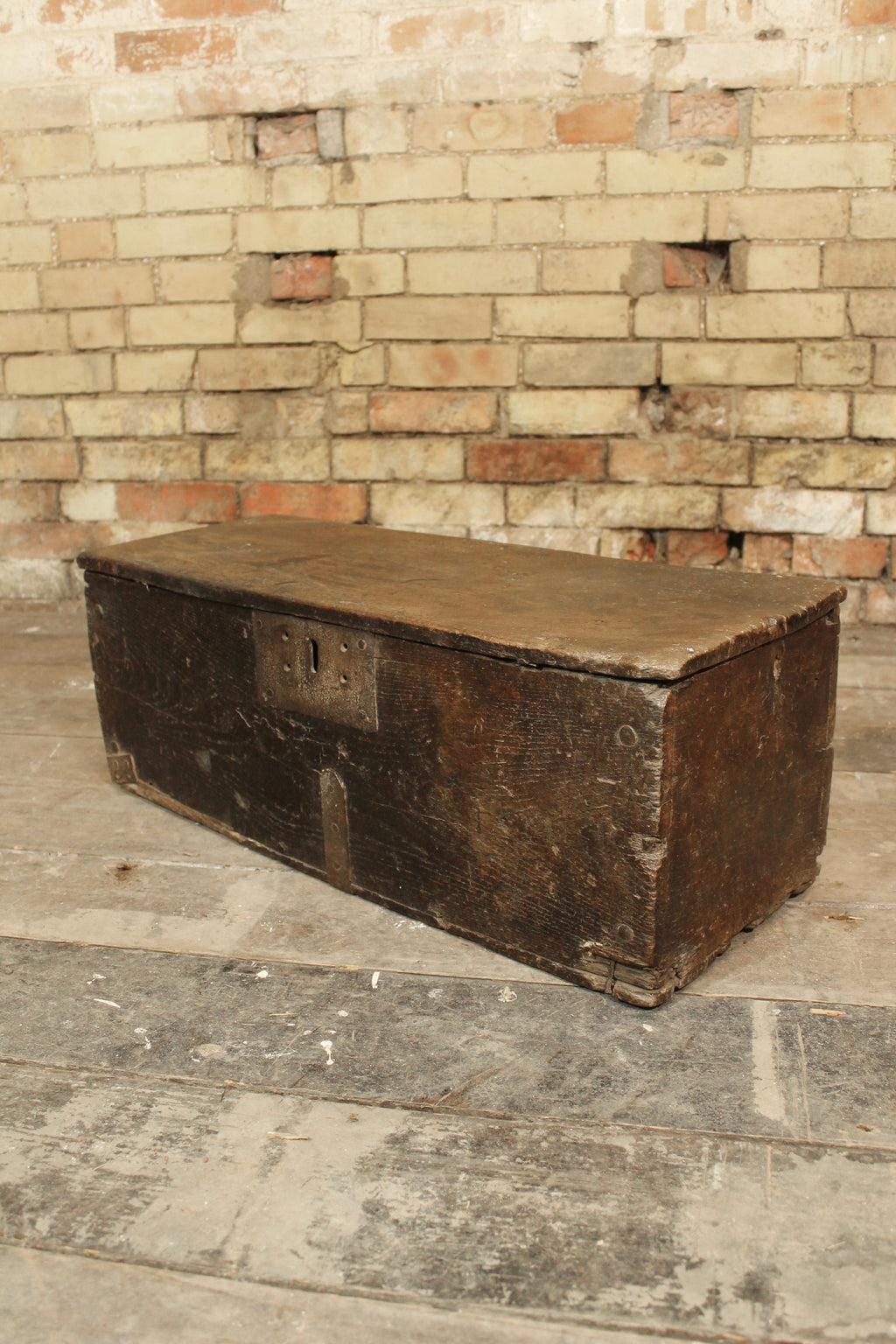 A small 17th c oak chest