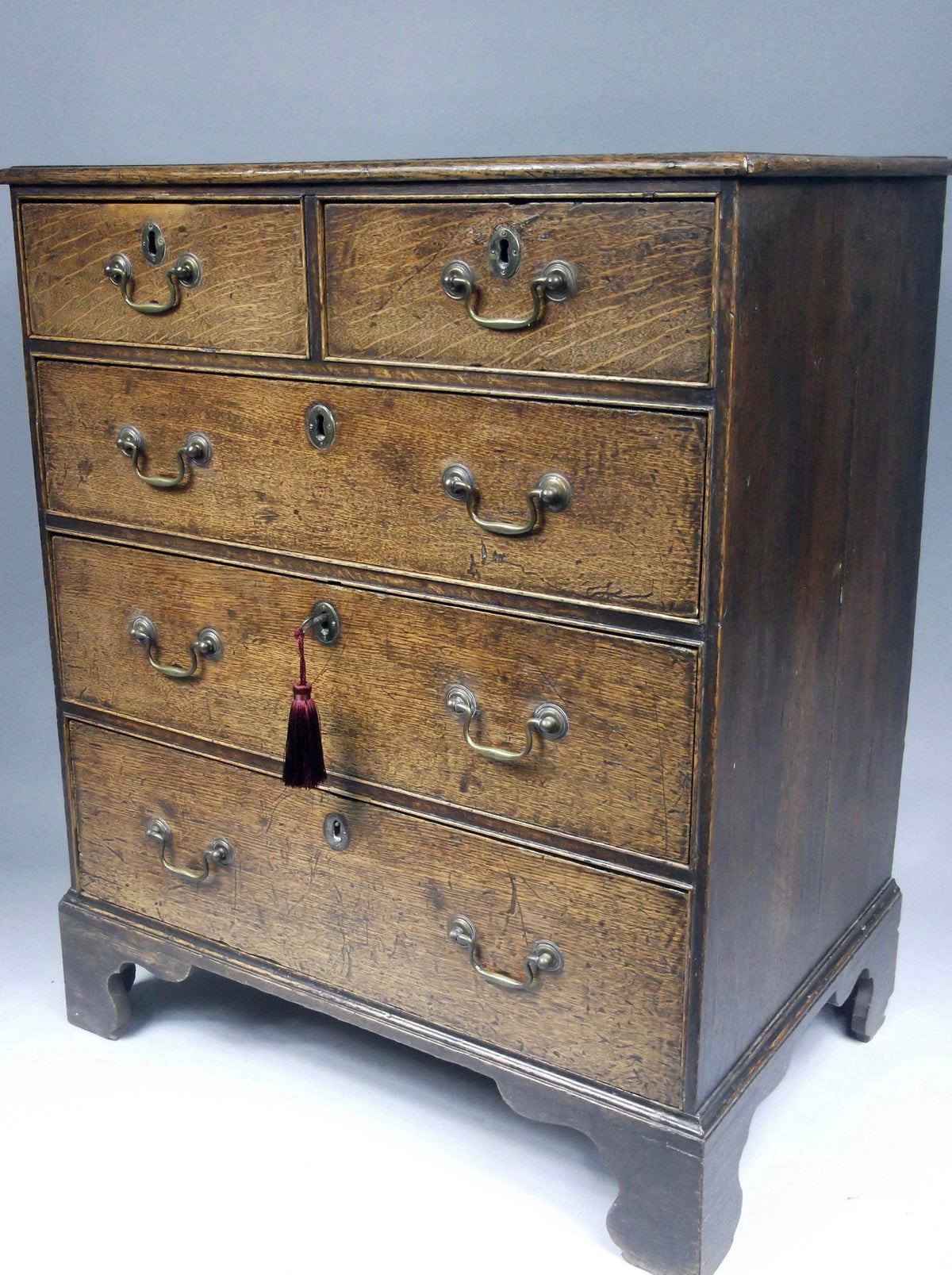A good George III oak chest of drawers of small proportions