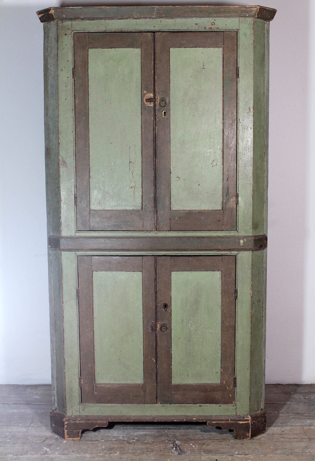 Early 19th century floor standing corner cupboard in original paint