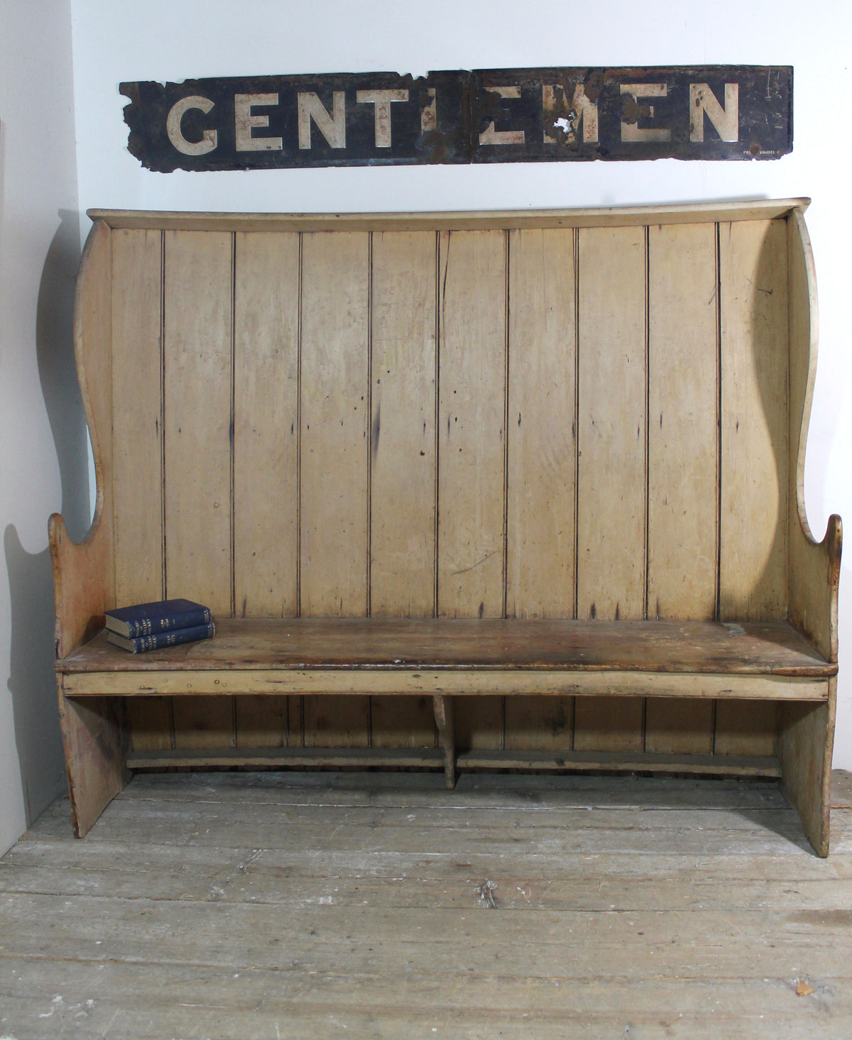 Early 19th century winged settle