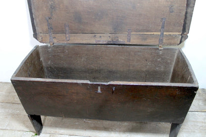 Late 17th century simple English oak boarded chest