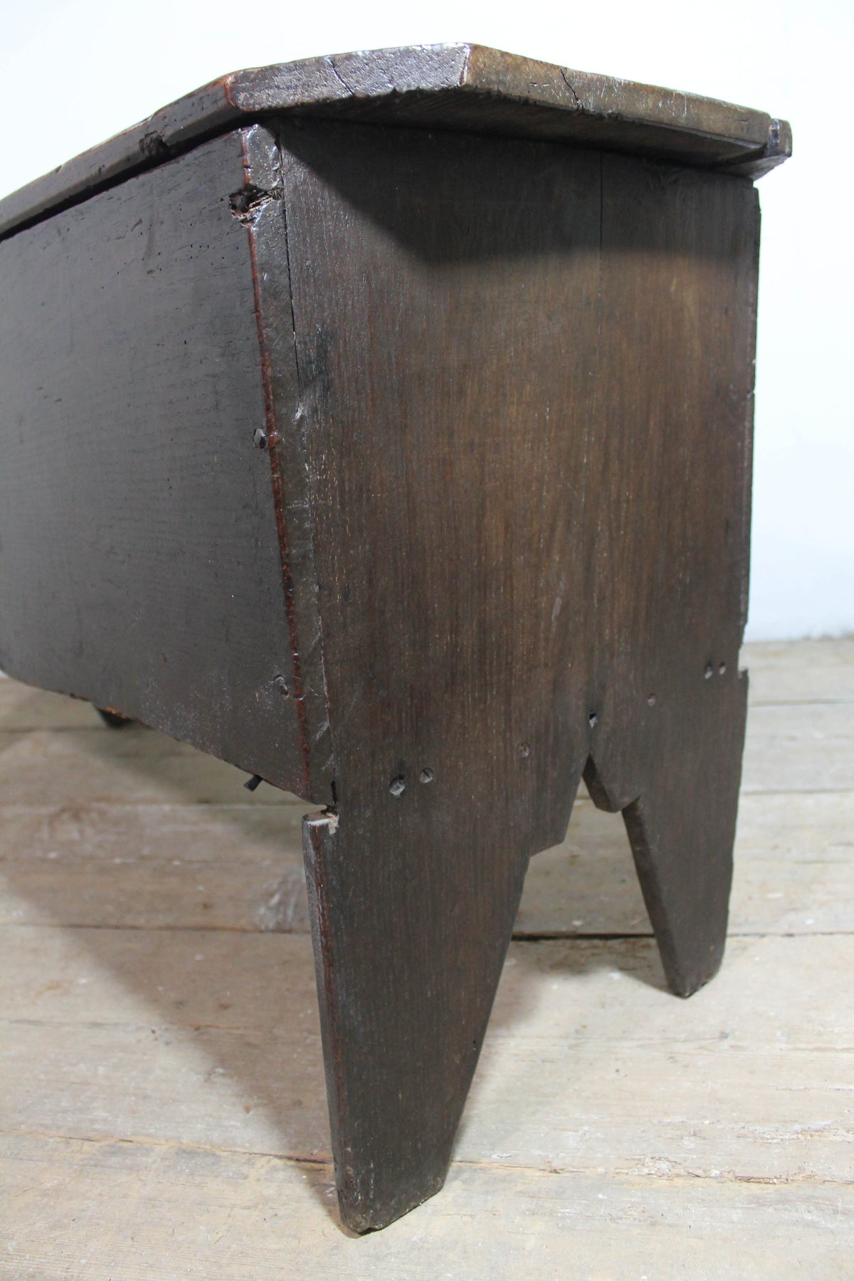 Late 17th century simple English oak boarded chest