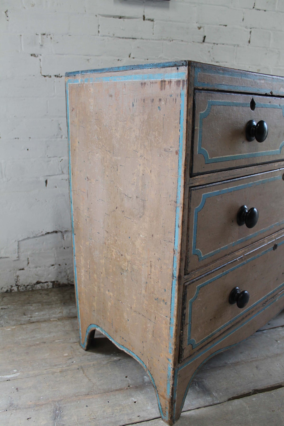 Regency chest of drawers in original paint c. 1825