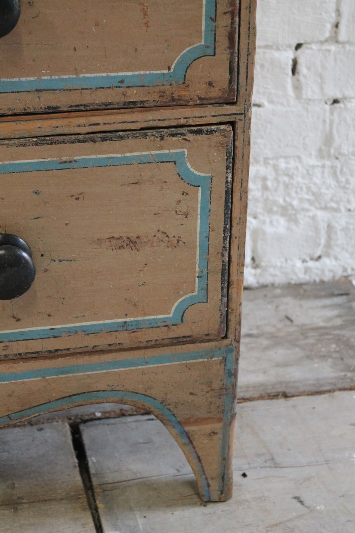 Regency chest of drawers in original paint c. 1825